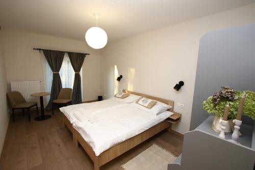 Ένα ή περισσότερα κρεβάτια σε δωμάτιο στο Pingvin Panzió