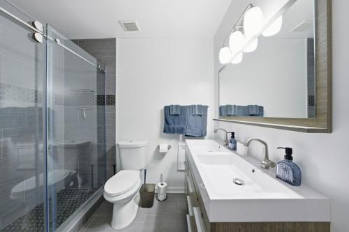 Vannituba majutusasutuses Backstage Bungalow - Free Off Street Parking, Close to Concerts and Sporting Events, Dog Friendly