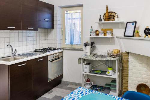 a kitchen with a sink and a stove at Tesori del Sinis in Càbras