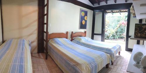 ein Schlafzimmer mit zwei Etagenbetten in einem Zimmer in der Unterkunft Casa da Jataí - Piscina e Pomar - Barra do Sahy in São Sebastião