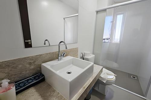 Ένα μπάνιο στο Divino 2 Quartos com Piscina e Vista Incrível