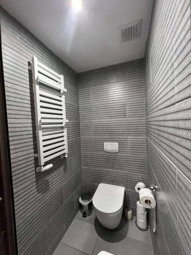 ein kleines Badezimmer mit Toilette und Fenster in der Unterkunft Pokój z antresolą i łazienką in Rogoźno