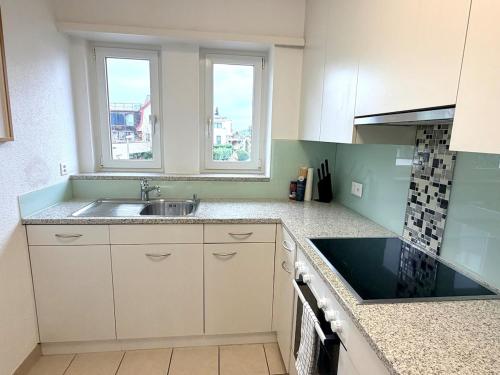 Η κουζίνα ή μικρή κουζίνα στο Cocoa Suite - free parking