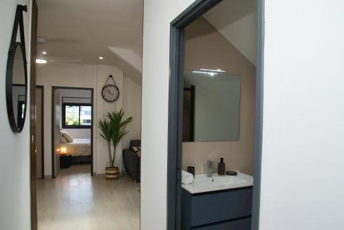 Koupelna v ubytování O'Meublés des 2Bois -L'Eucalyptus Piscine chauffée & Spa