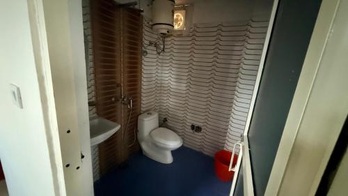 博瓦利Sk inn hotel的带马桶和水槽的小浴室