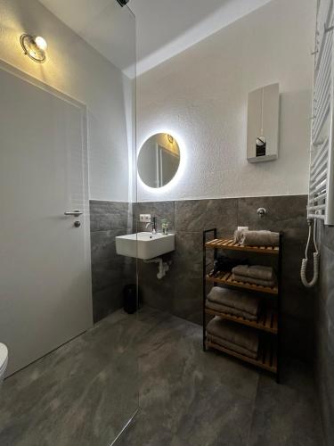 une salle de bain avec un lavabo et un miroir dans l'établissement Apartment Alpenglanz, à Bad Mitterndorf