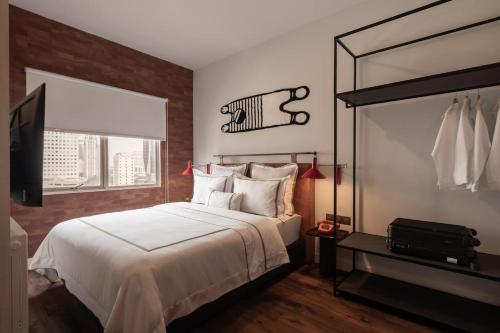 雅加达3BR Cozy CBD Sudirman Loft, New York Artist Design的一间带大床和电视的卧室