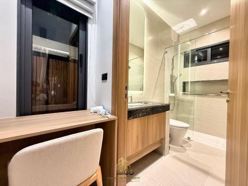 Ένα μπάνιο στο 4 Br Pool Villa in Chalong