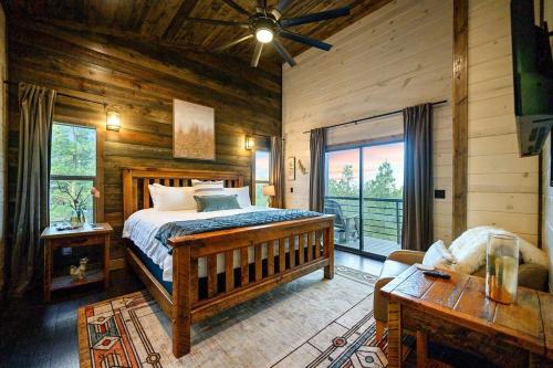 Ένα ή περισσότερα κρεβάτια σε δωμάτιο στο Stayhocha Top Shelf Heated Pool, Hot Tub, Views