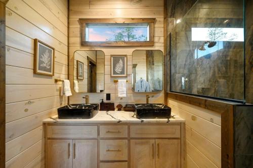 Φωτογραφία από το άλμπουμ του Stayhocha Top Shelf Heated Pool, Hot Tub, Views σε Broken Bow