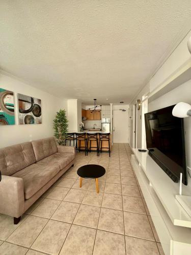 a living room with a couch and a table at Departamento Playa Cochoa, Reñaca in Viña del Mar