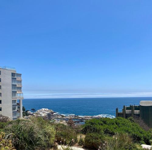 a view of the ocean from a building at Departamento Playa Cochoa, Reñaca in Viña del Mar