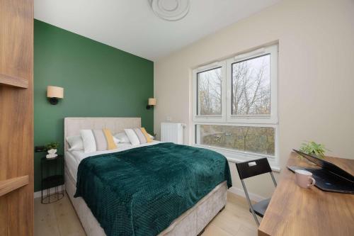 Green Apartment in Warsaw with Parking, Bathtub and Desk for Remote Work by Noclegi Renters