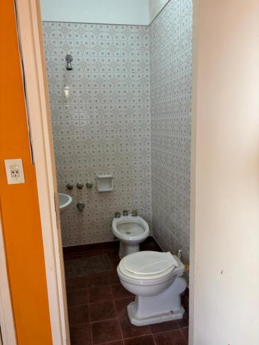 a small bathroom with a toilet and a sink at Amplio departamento 4 ambientes miramar in Miramar