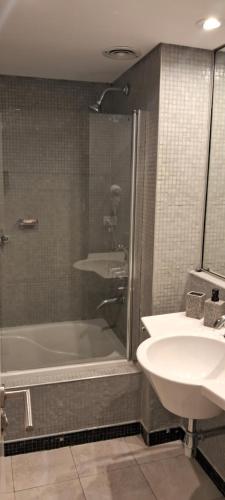 Ένα μπάνιο στο modern loft with a great panoramic view