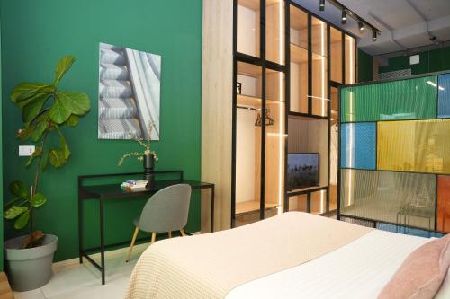 Ένα ή περισσότερα κρεβάτια σε δωμάτιο στο Ambassador Skyline Apartments