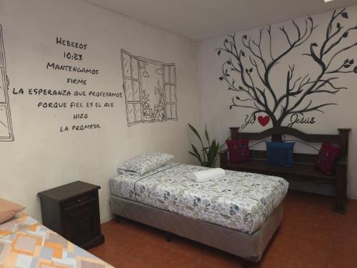 Postel nebo postele na pokoji v ubytování Casita Chipilapa en Antigua Guatemala