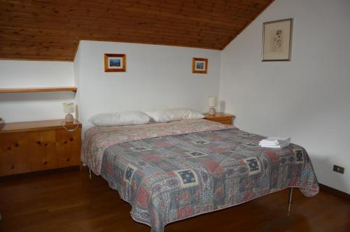 ein Schlafzimmer mit einem Bett in einem Zimmer in der Unterkunft Appartamenti Donatella in Cavalese