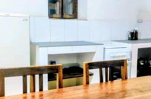 Η κουζίνα ή μικρή κουζίνα στο Amore Stone Town Zanzibar Apartment by Monalisa