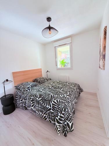 Ένα ή περισσότερα κρεβάτια σε δωμάτιο στο La Parenthèse proche Airbus, Meett, Parking privé proche Aéroport