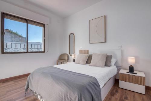 ein weißes Schlafzimmer mit einem großen Bett und einem Fenster in der Unterkunft VILLA T to15 min from Puy du Fou Billiar, Movies, BBQ,Pool in Totanés