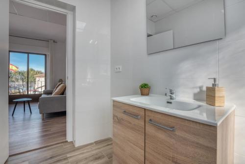 eine Küche mit Spüle und ein Wohnzimmer in der Unterkunft VILLA T to15 min from Puy du Fou Billiar, Movies, BBQ,Pool in Totanés