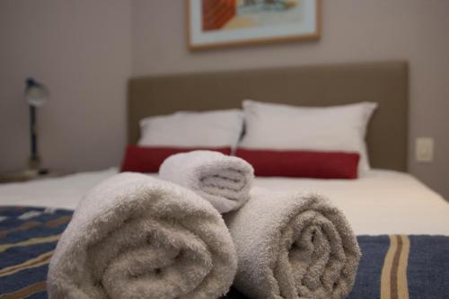 ein Stapel Handtücher auf einem Bett in der Unterkunft BookSantos Estanconfor 1007 - Perto do mar Gonzaga in Santos