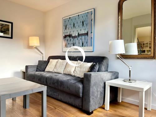 ein Wohnzimmer mit einer Couch und einem Spiegel in der Unterkunft COC - Basse Mer in Wissant