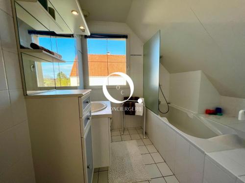 ein Badezimmer mit Dusche, Waschbecken und Badewanne in der Unterkunft COC - Basse Mer in Wissant