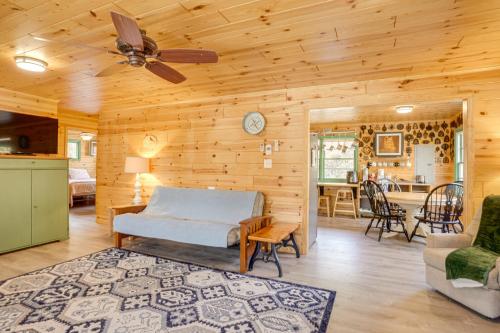 Postel nebo postele na pokoji v ubytování Hike On-Site! 16-Acre Escape Near Shenandoah NP