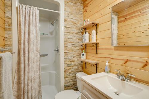 Koupelna v ubytování Hike On-Site! 16-Acre Escape Near Shenandoah NP