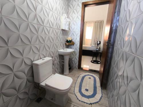 Ένα μπάνιο στο Casa Agradável, Arejada, Espaçosa, Perto de Tudo