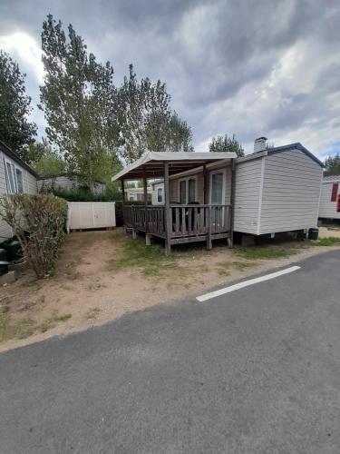 Το κτήριο όπου στεγάζεται  το κάμπινγκ