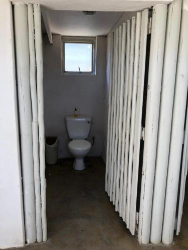 ein Bad mit WC und Fenster in der Unterkunft VIssershuisies at Grootvlei Guest Farm 