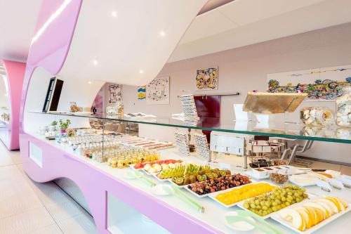 Una línea de buffet con frutas y verduras en exhibición. en nhow Berlin, en Berlín