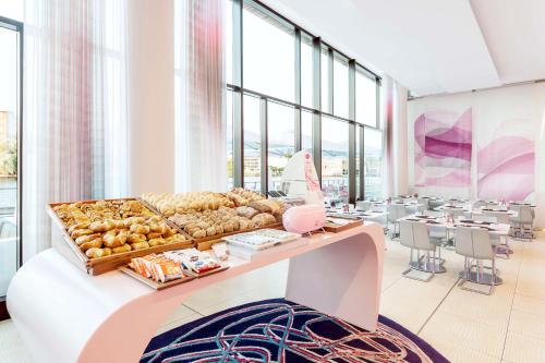 una panadería con un montón de pasteles en un mostrador en nhow Berlin, en Berlín