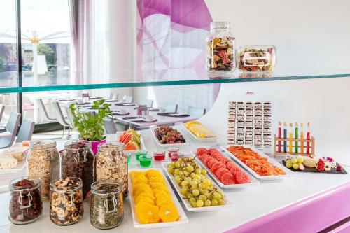 Un buffet con muchos tipos diferentes de comida en una mesa. en nhow Berlin, en Berlín