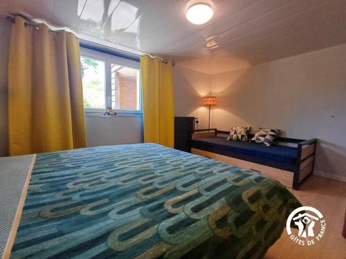 une chambre avec un lit et une fenêtre dans l'établissement La Maison d'à côté, à Mur-de-Barrez