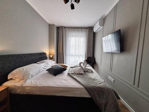 une chambre avec un lit avec un arc dessus dans l'établissement Skyresort- Kingsize Bed, Close To The Airport, à Someşeni