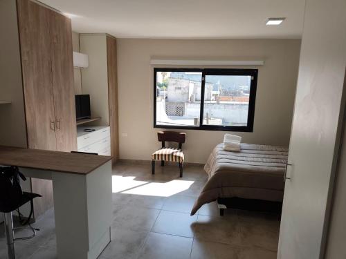 圣地亚哥-德尔埃斯特罗Departamento Centrico Santiago piso 1 Y 2的一间卧室，里面有一张床和一扇窗户。