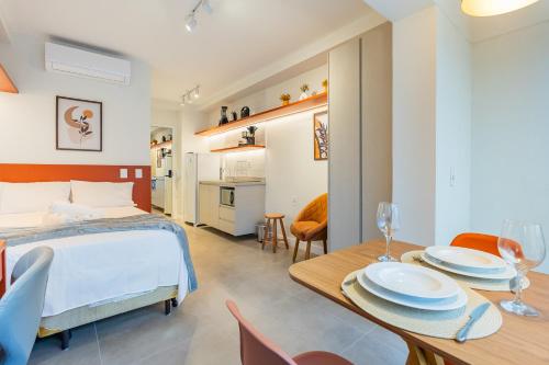 une chambre avec un lit et une salle à manger avec une table dans l'établissement Co. Next Liberdade - Av. Liberdade, à São Paulo