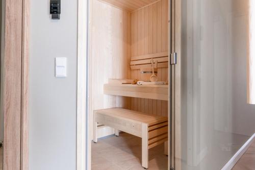 ein kleiner Schrank mit einer Bank in einem Zimmer in der Unterkunft Yachthafen Barth - Ferienwohnung und Penthouses in Barth