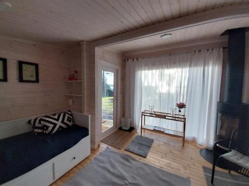 a small room with a bed and a window at VillaTorppa in Jämsä