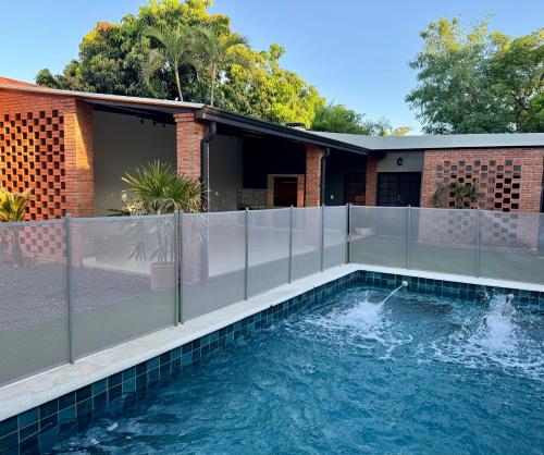 LimpioCASA San Miguel Lodge & pool的房子前面的游泳池