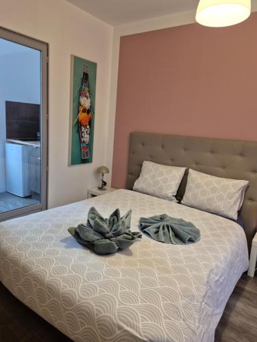 a bedroom with a bed with a flower on it at 17, face à la gare in Lannion