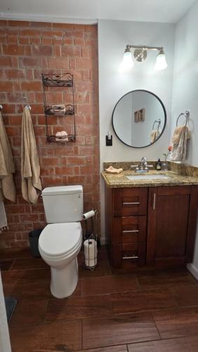 Koupelna v ubytování Msg For 5 Off 1 Bed 1 Bath King Bed CasitaMidPHX