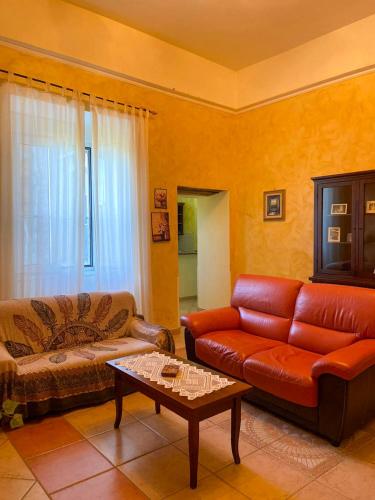 un salon avec un canapé et une table basse dans l'établissement Il Granaio del Barone, à Casal Velino