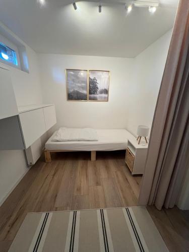 Cette chambre dispose d'un lit et d'une photo murale. dans l'établissement Schöne helle Wohnung, à Kerpen