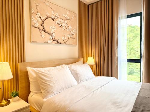 Un dormitorio con una cama blanca y una ventana. en The Banyan Rest, en Balibaguhan