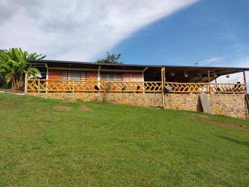 ein Haus mit einem Regenbogen am Himmel in der Unterkunft Cabañas Villa Luz in San Agustín